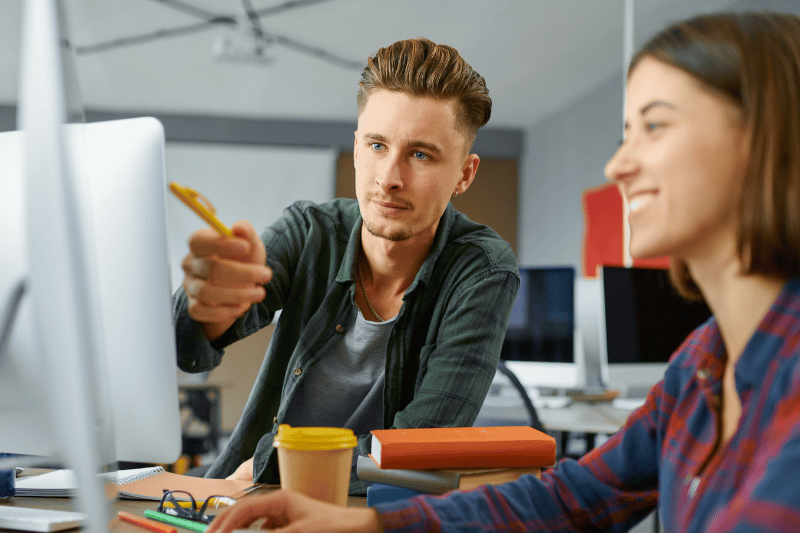 Mann und Frau sitzen gemeinsam vor einem PC.